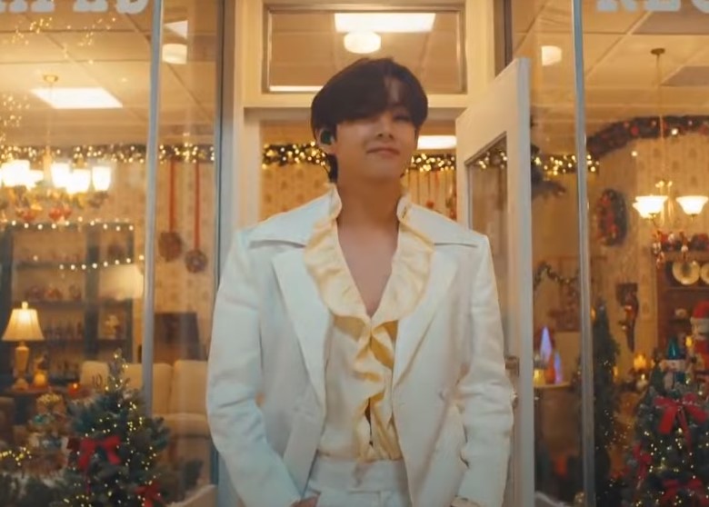 V من BTS يطلق أغنية White Christmas