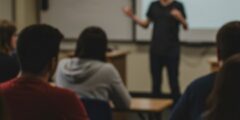 أثناء إلقائي الخطبة على زملائي لا بأس أن أتحرك ذهابًا وإيابًا