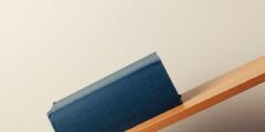لجعل كتاب ينزلق على سطح مائل، فإنه يجب عليك التغلب على الاحتكاك التدحرجي. صواب خطأ