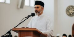 عند كتابة خطبة الجمعة ينهمك الكاتب في تمحيص الأدلة والحقائق التي يضمنها خطبته؛ ليتأكد من صحتها ومناسبتها للموضوع صواب خطأ