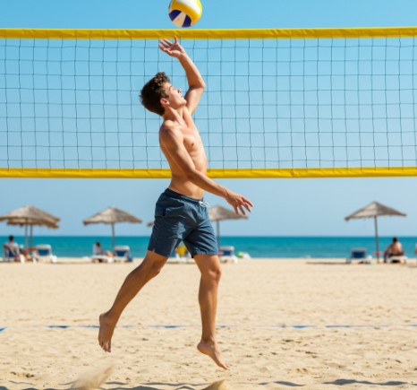 يمكن للاعب الكرة الطائرة ضرب الكرة من خارج نطاق الشبكة مع وجودها في جو الملعب