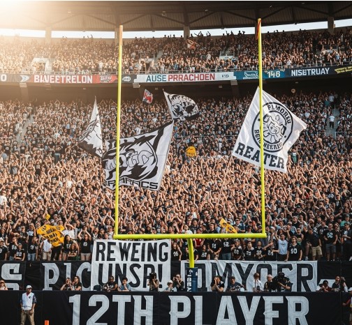 يطلق عليه اللاعب رقم 12 من هو من 7 حروف